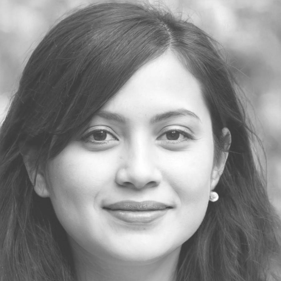 Especialista revisando estrategia de palabras clave