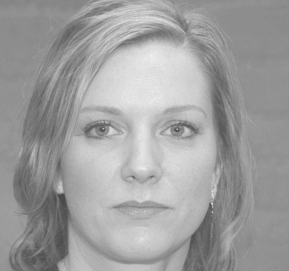 Redactora trabajando en optimización de texto